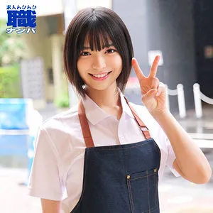 カフェ店員を演じる虹村ゆみの裸エプロンと授乳手コキがエロい